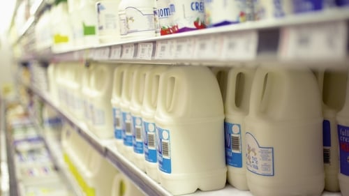 Ardú de 27 cent tagtha ar dhá lítear bainne lánmhéathrais le bliain