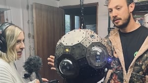 Naoise Cazenove, ceoltóir triallach. show image