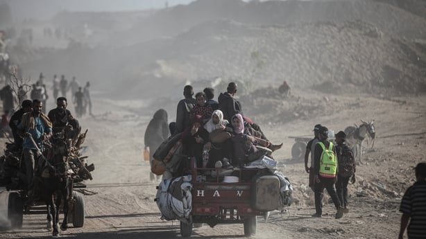 Hundreds of Palestinians continue returning from the south to the north of Gaza travelling in rickshaws