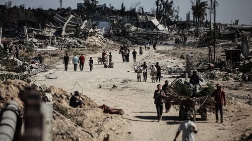 Palaistínigh ag filleadh ar a bhfuil fanta dá mbailte tar éis an bhánú tíre, Cathair Gaza, 14 Deireadh Fómhair 2025