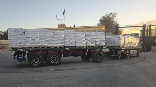Trucail fóirithinte á ligean isteach i gcathair Rafah i ndeisceart Gaza, 15 Deireadh Fómhair 2025