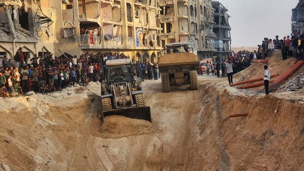 KHAN YUNIS, GAZA - OCTOBER 17: Teams from the International Committee of the Red Cross (ICRC) and Palestinian rescue crews carry out excavation work after the ceasefire to recover the bodies of Israeli hostages killed during the attacks in Khan Yunis, Gaz