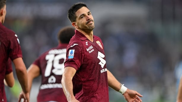 Giovanni Simeone of Torino FC celebrates goal with teammates after scoring against his former club during the Serie A match between Torino FC and SSC Napoli at Stadio Olimpico di Torino on October 18, 2025 in Turin, Italy. 