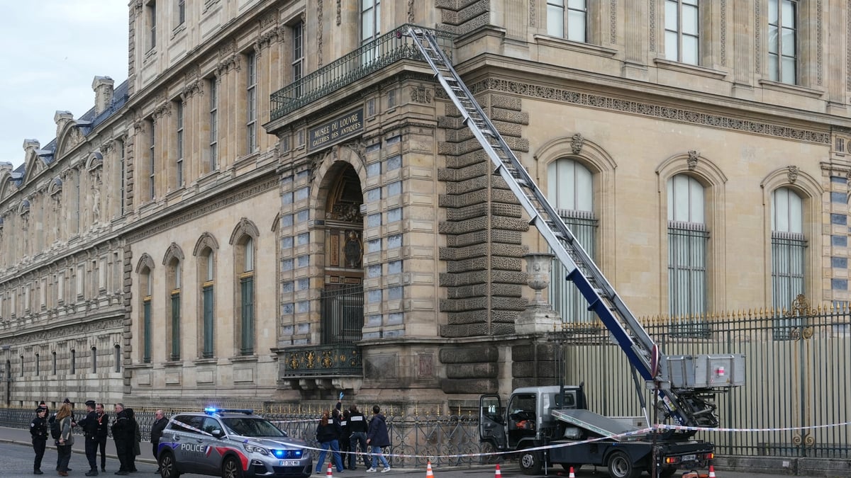 French police hunt Louvre jewel thieves