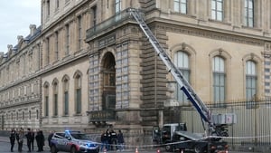 French police hunt Louvre jewel thieves show image