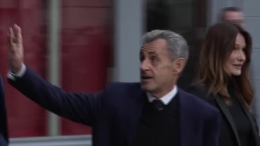 Sarkozy waves goodbye to supporters as he leaves for prison