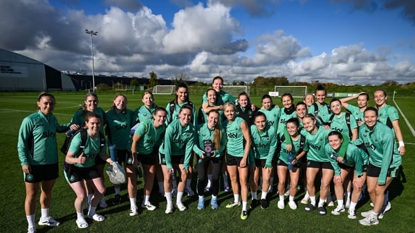 22 October 2025; Republic of Ireland and Athlone Town's Kelly Brady poses with team-mates after receiving the SSE Airtricity Women’s Premier Division Player of the Month Award for October 2025 at the FAI National Training Centre in Abbotstown, Dublin. Pho