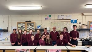 Emily Ní Ghiobúin, múinteoir & scoláirí Choláiste Cholmcille Indreabhán. show image