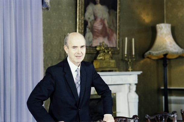 1976 photo of President Cearbhall Ó Dálaigh posing for a photograph
