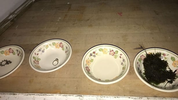 Cluichí Oíche Shamhna in Inis Meáin (grianghraf: Máiréad Ní Fhátharta)