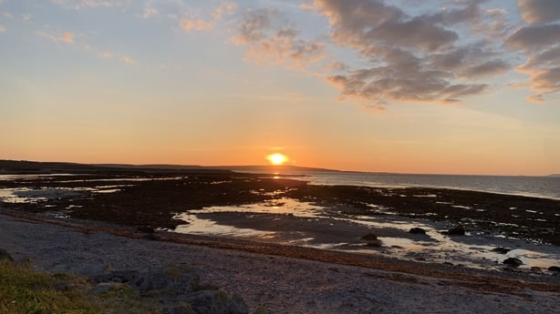 Dul faoi na gréine in Inis Meáin i mí na Samhna (grianghraf: Aedín Ní Thiarnaigh)