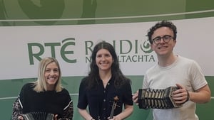Liam Lonergan agus Aoife Nic Dhómhnaill, ceoltóirí.  show image
