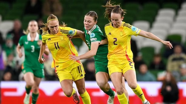 24 October 2025; Emily Murphy of Republic of Ireland is tackled by Janice Cayman and Sari Kees of Belgium during the UEFA Women's Nations League A/B promotion/relegation play-off first leg match between Republic of Ireland and Belgium at the Aviva Stadium in Dublin. Photo by Stephen McCarthy/Sportsf