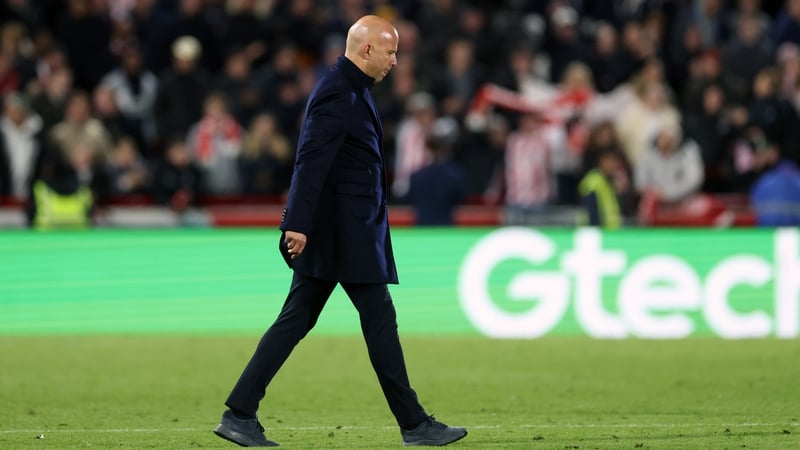 Arne Slot walks off following the defeat at Brentford
