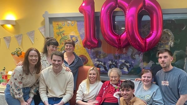 Mary Bean Uí Bheaglaoi celebrates 100 bliain ag fás with family and friends