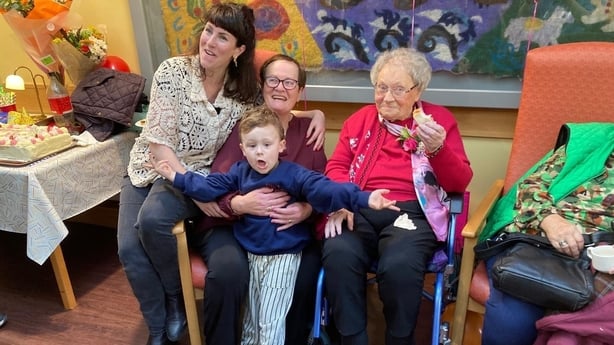 Mary Bean Uí Bheaglaoi celebrates 100 bliain ag fás with family and friends