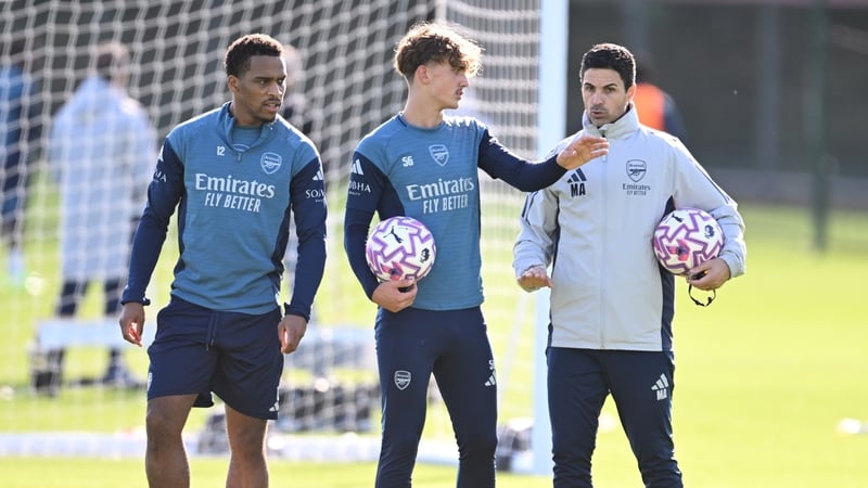 Jurrien Timber and Mikel Arteta flank Max Dowman at training