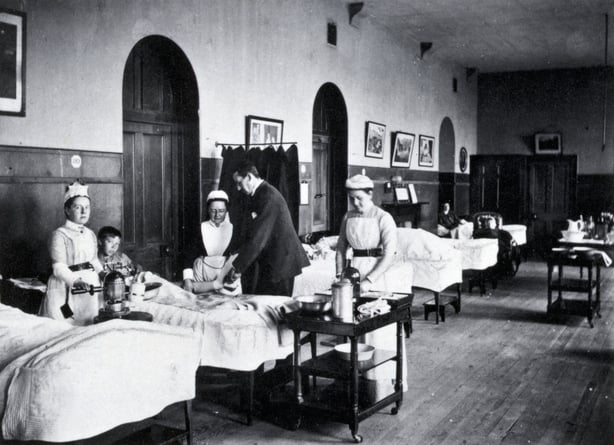 A ward at the Royal Infirmary, Aberdeen, Scotland. Photograph, ca. 1890.