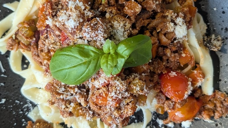 Trisha's boo-olgnese with garlic pitta bread