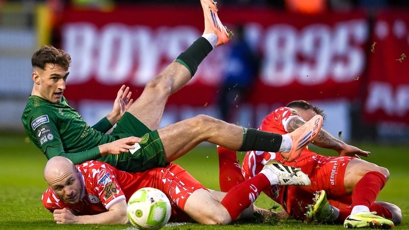 Mason Melia of St Patrick's Athletic is tackled by Kerr McInroy (l) and Paddy Barrett