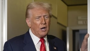 Tús Áite: Donald Trump agus rialtas dúnta síos show image