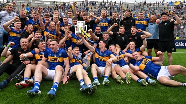 20 July 2025; Tipperary players and staff celebrate with the Liam MacCarthy Cup after their side's victory in the GAA Hurling All-Ireland Senior Championship final match between Cork and Tipperary at Croke Park in Dublin. Photo by Stephen McCarthy/Sportsf