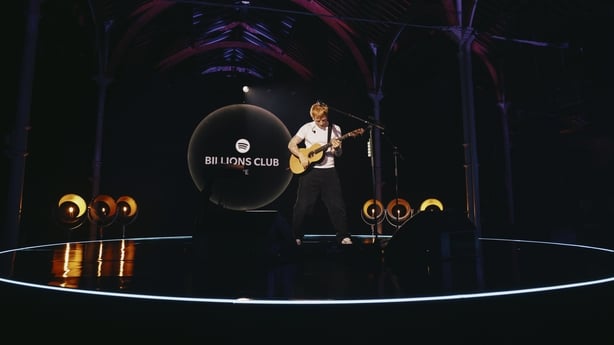 Famous UK singer performs gig in Ireland