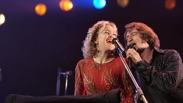 Song Sung Blue starring Hugh Jackman and Kate Hudson