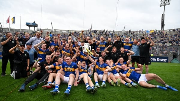 20 July 2025; Tipperary players and staff celebrate with the Liam MacCarthy Cup after their side's victory in the GAA Hurling All-Ireland Senior Championship final match between Cork and Tipperary at Croke Park in Dublin. Photo by Stephen McCarthy/Sportsf