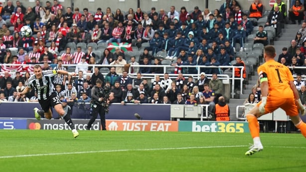 NEWCASTLE UPON TYNE, ENGLAND - NOVEMBER 5: Dan Burn of Newcastle United scores a goal to make it 1-0 during the UEFA Champions League 2025/26 League Phase MD4 match between Newcastle United FC and Athletic Club at St James' Park on November 5, 2025 in Newcastle upon Tyne, England. (Photo by Robbie J