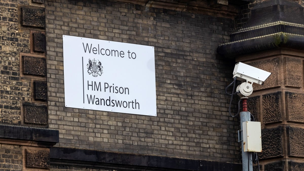 Manhunt in UK after two prisoners mistakenly released