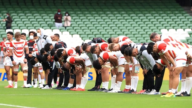 Japan players thank the fans