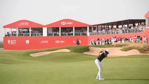 ABU DHABI, UNITED ARAB EMIRATES - NOVEMBER 07: Tommy Fleetwood of England plays his third shot on the 18th hole on day two of the Abu Dhabi HSBC Championship 2025 at Yas Links Golf Course on November 07, 2025 in Abu Dhabi, United Arab Emirates. (Photo by Ross Kinnaird/Getty Images)