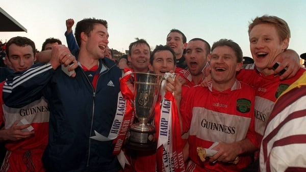 30 December 1998; Cork City players celebrate with the cup following the Harp Lager League Cup Final 2nd Leg match between Cork City and Shamrock Rovers at Turner's Cross in Cork. Photo by Matt Browne/Sportsfile.