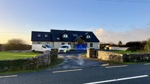 Séamus Ó Scanláin ó Sheomra Nuachta RTÉ Raidió na Gaeltachta i gCasla. show image