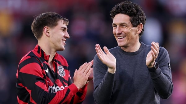 Keith Andrews, Manager of Brentford, applauds the fans at full-time following the team's defeat in the Premier League match between Brentford and Newcastle United at Gtech Community Stadium on November 09, 2025 in Brentford, England.
