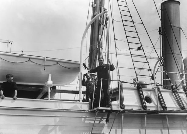 The explorer Sir Ernest Shackleton (1874-1922) waves from aboard the ship Endurance at Millwall Docks. (Photo by © Hulton-Deutsch Collection/CORBIS/Corbis via Getty Images)