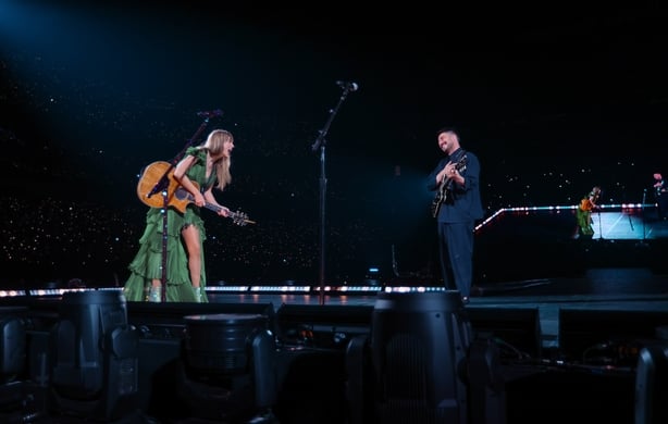 LAS VEGAS, NEVADA - MARCH 25: (EDITORIAL USE ONLY. NO STANDALONE PUBLICATION USE (NO SPECIAL INTEREST OR SINGLE ARTIST PUBLICATION USE; NO BOOK USE)) Marcus Mumford (R) performs with Taylor Swift during night two of Taylor Swift | The Eras Tour on March 25, 2023 in Las Vegas, Nevada. (Photo by TAS R