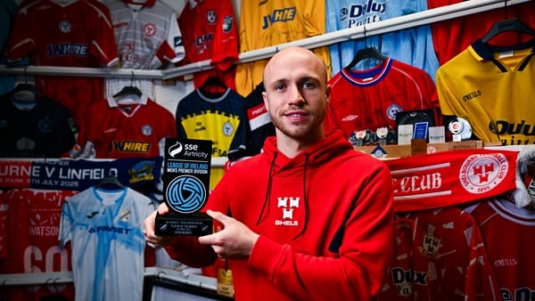 11 November 2025; Kerr McInroy of Shelbourne poses for a portrait with his SSE Airtricity Men's Premier Division Player of the Month October 2025 at Tolka Park in Dublin. Photo by Tyler Miller/Sportsfile *** NO REPRODUCTION FEE ***