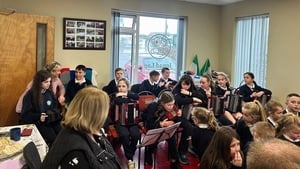 Cuid den dream  a bhí ag ócáid i Leitir Meallain inné d'insealbhú an Uachtaráin. show image