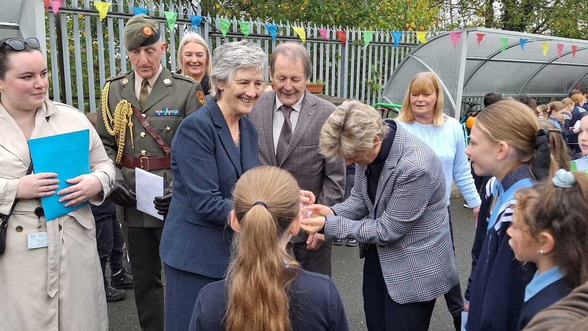 Tús Áite: Catherine Connolly ag Ghaelscoil Inse Chór ar maidin