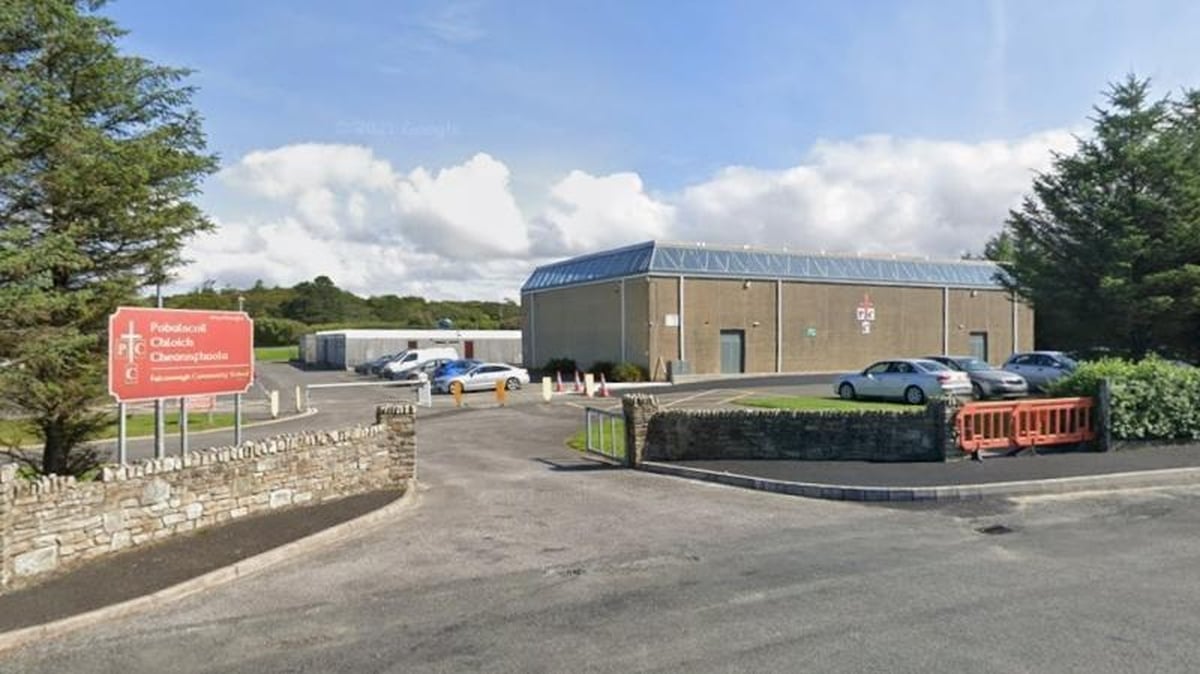  Mary Mc Garvey, Cathaoirleach Bord Bainistíochta  agus  Carmel Ní Churráin, Múinteoir ar Phobailscoil Chloich Cheann Fhaola.