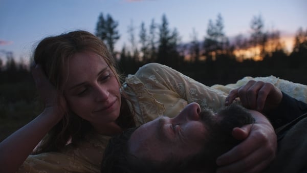 Gladys Oakley (Felicity Jones) and Robert Grainier (Joel Edgerton) share a moment in Train Dreams