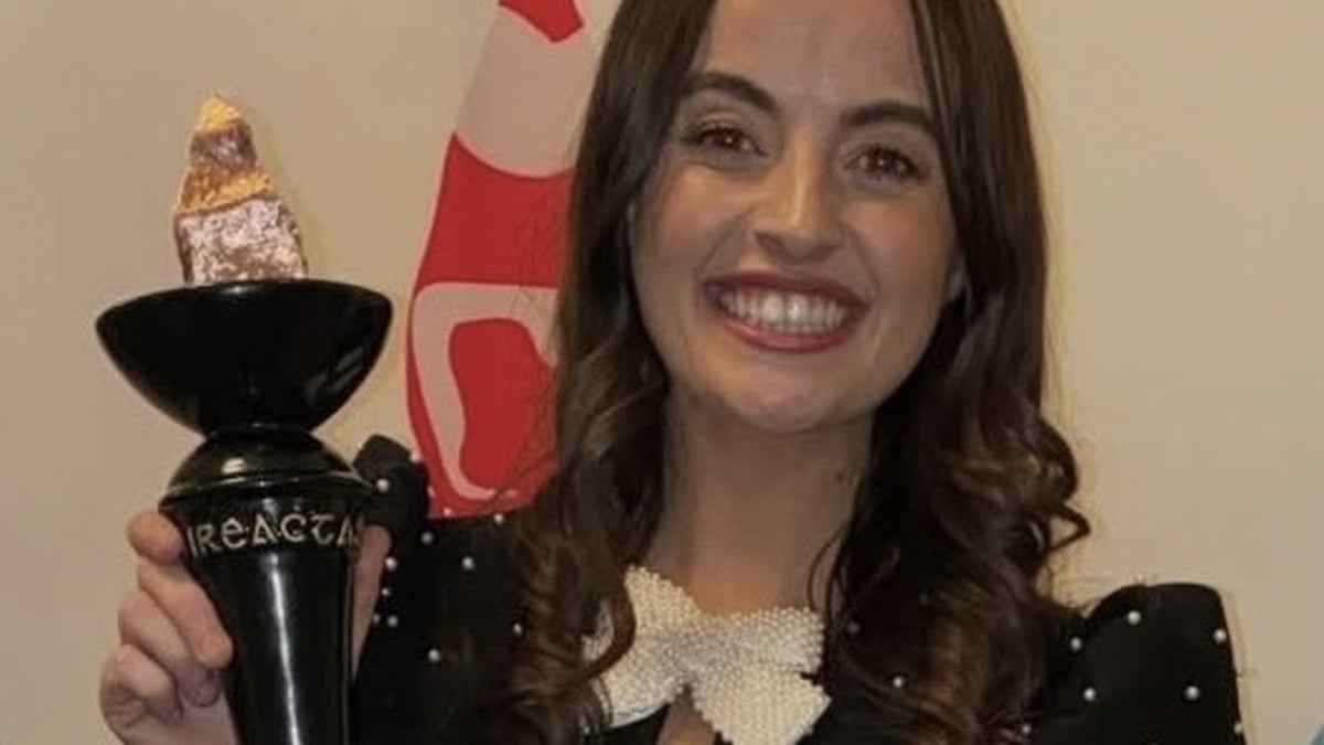  Kateyln Hayes, craoltóir. 