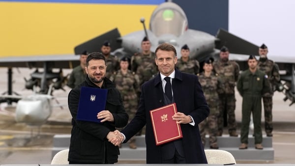 Emmanuel Macron and Volodymyr Zelensky shake hands