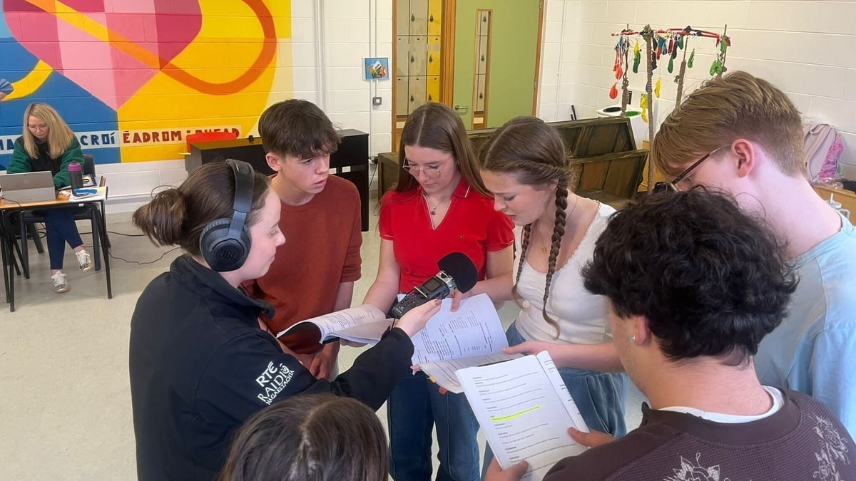 Múinteoirí & Scolairí ó Cholaiste na Coirbe.