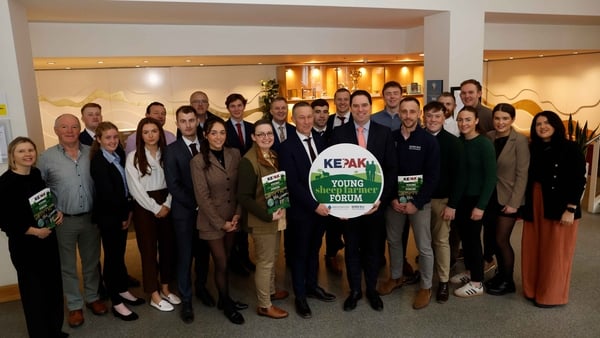 Group photo of yound sheep farmers with the Agriculture Minister
