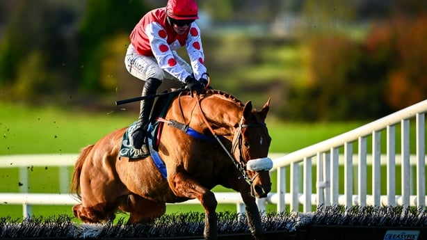 17 November 2025; Colonel Mustard, with John Shinnick up, jump the last on their way to winning the Railway Bar Lismullen Hurdle at Navan Racecourse in Meath. Photo by Shauna Clinton/Sportsfile