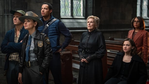 Still from Wake Up Dead Man: A Knives Out Mystery. (L-R) Andrew Scott, Mila Kunis, Daryl McCormack, Glenn Close, Kerry Washington and Cailee Spaeny