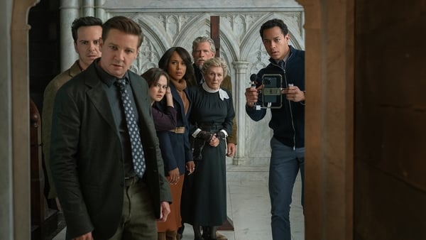 Still from Wake Up Dead Man: A Knives Out Mystery. (L-R) Andrew Scott, Jeremy Renner, Cailee Spaeny, Kerry Washington, Thomas Haden Church, Glenn Close and Daryl McCormack